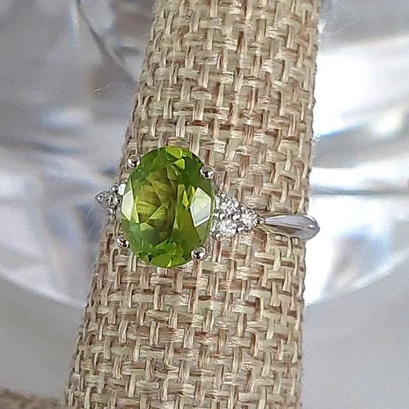 FLASH SALE! 10Kt White Gold Peridot & Diamond Gold Ring - Picture 5 of 15